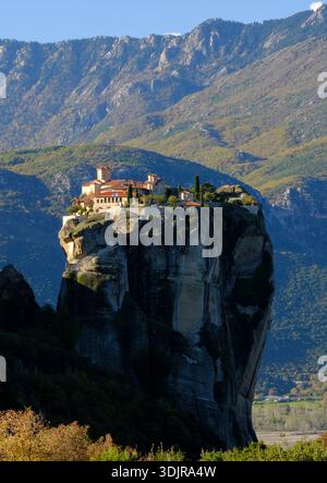 Kloster der Heiligen Dreifaltigkeit auf einer dramatischen Felssäule in Meteora mit Berglandschaft im Herbst, Thessalien, Griechenland Stockfoto