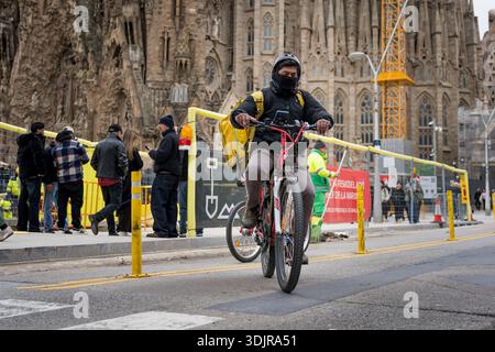 Barcelona, Spanien. Januar 2026. Ein Migrant wird als Fahrer für die Lieferfirma Glovo im Stadtzentrum gesehen. Die spanische Regierung unter der Leitung von Premierminister Pedro Sánchez genehmigte eine außerordentliche Regularisierung, die rund 500.000 Migranten ohne Papiere legale Aufenthaltsrechte und Arbeitsrechte gewährte - ein historischer Schritt, der auf Inklusion, Menschenrechte und wirtschaftliche Integration abzielte. (Foto: Davide Bonaldo/SIPA USA) Credit: SIPA USA/Alamy Live News Stockfoto