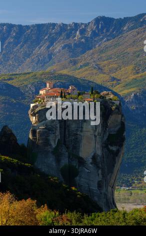 Kloster der Heiligen Dreifaltigkeit auf einer dramatischen Felssäule in Meteora mit Berglandschaft im Herbst, Thessalien, Griechenland Stockfoto
