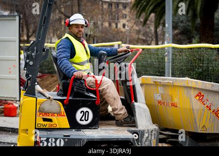 Barcelona, Spanien. Januar 2026. Ein Wanderarbeiter wird im Baugewerbe im Stadtzentrum gesehen. Die spanische Regierung unter der Leitung von Premierminister Pedro Sánchez genehmigte eine außerordentliche Regularisierung, die rund 500.000 Migranten ohne Papiere legale Aufenthaltsrechte und Arbeitsrechte gewährte - ein historischer Schritt, der auf Inklusion, Menschenrechte und wirtschaftliche Integration abzielte. (Foto: Davide Bonaldo/SIPA USA) Credit: SIPA USA/Alamy Live News Stockfoto
