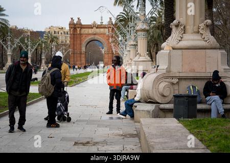 Barcelona, Spanien. Januar 2026. Eine Gruppe von Migranten hängt vor dem Arc de Triomf im Stadtzentrum. Die spanische Regierung unter der Leitung von Premierminister Pedro Sánchez genehmigte eine außerordentliche Regularisierung, die rund 500.000 Migranten ohne Papiere legale Aufenthaltsrechte und Arbeitsrechte gewährte - ein historischer Schritt, der auf Inklusion, Menschenrechte und wirtschaftliche Integration abzielte. (Foto: Davide Bonaldo/SIPA USA) Credit: SIPA USA/Alamy Live News Stockfoto