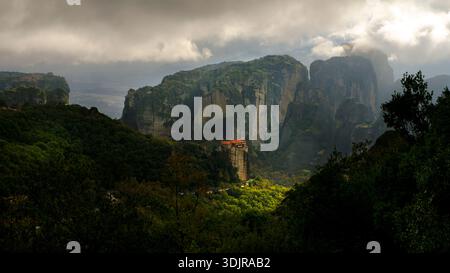 Das Kloster Roussanou thront auf den hoch aufragenden Sandsteinsäulen in Meteora, Thessalien, Griechenland Stockfoto
