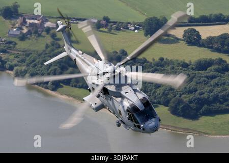 Ein Royal Navy EHI EH101-111 Merlin HM2 Marine Patrouillenhubschrauber mit der Registrierung ZH857, Serial 50151, fliegt während einer Air-to-Air-Ausstellung beim Royal Navy International Air Day auf RNAS Yeovilton im Jahr 2019. Die Merlin HM2 ist für U-Boot- und Oberflächenkriegsführung konzipiert, mit Radar- und Sonarsystemen ausgestattet und von drei Rolls-Royce Turbomeca RTM322 Turbomeca Turbomeca Turbomeca Turbomeca Turbomeca Turmwellentriebwerken für Langstreckenseeoperationen angetrieben. Stockfoto