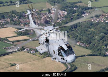 Der Royal Navy EHI EH101-111 Merlin HM2 Hubschrauber mit der Zulassung ZH857, Serial 50151, wird während einer Luft-Luft-Sequenz beim Royal Navy International Air Day auf RNAS Yeovilton im Jahr 2019 gesehen. Die Merlin HM2 wird für die Sicherheit im Seeverkehr eingesetzt und wird von drei Rolls-Royce Turbomeca RTM322-Turbomeca-Triebwerken angetrieben, die für die Schiffsluftfahrt optimiert sind. Stockfoto