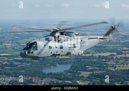 Der Royal Navy Merlin HM.2 Helikopter ZH857 wurde 2019 beim Royal Navy International Air Day, RNAS Yeovilton, fotografiert. Der EH101-111 Merlin ist ein dreimotoriger mittelgroßer Schiffshubschrauber, der von Rolls-Royce Turbomeca RTM322 Turbomeca Turbomeca Er wurde für den Einsatz in der Marine entwickelt und verfügt über ein großes Rotorsystem und einen verstärkten Flugzeugrahmen. Die Seriennummer 50151 und die Royal Navy-Markierungen sind in diesem Air-Air-Display zu sehen. Stockfoto
