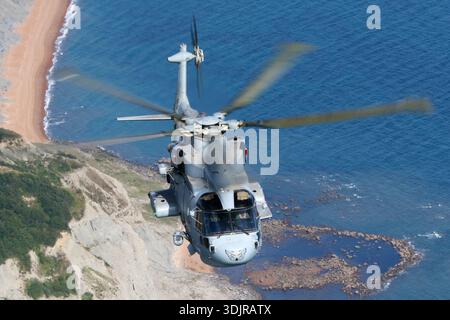 Ein Royal Navy Merlin HM2 Hubschrauber der EHI EH101-111 Serie mit der Zulassung ZH857, Serial 50151, führt während des Royal Navy International Air Day 2019 einen Air-to-Air-Flug auf RNAS Yeovilton durch. Die Merlin HM2 ist für maritime Kampfrollen wie U-Boot-Kriegsführung und -Überwachung konfiguriert und wird von drei Rolls-Royce Turbomeca RTM322 Turbomeca Turbomeca Turbomeca Turbowellenmotoren angetrieben. Stockfoto