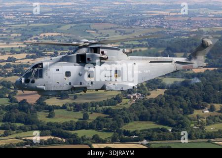 Der Royal Navy Merlin HM2 Helikopter, ein EH101-111 registriert ZH857 mit der Serie 50151, fliegt während einer Luft-Luft-Sequenz beim Royal Navy International Air Day, der 2019 auf RNAS Yeovilton stattfand. Die Merlin HM2 ist ein Schiffshubschrauber, der für U-Boot-Kriegsführung und Bodensuchmissionen entwickelt wurde. Er wird von drei Rolls-Royce Turbomeca RTM322-01 Turbomeca Turbomeca Triebwerken angetrieben und ist ein wichtiger Bestandteil der Royal Navy Hubschraubertruppe. Stockfoto