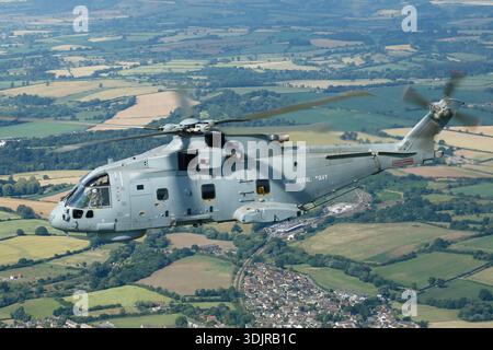 Air-to-Air-Ansicht eines Hubschraubers der Royal Navy EHI EH101-111 Merlin HM2, Registrierung ZH857, seriell 50151, während des Royal Navy International Air Day bei RNAS Yeovilton im Jahr 2019. Die Merlin HM2 ist ein multifunktionaler Anti-U-Boot- und Nutzungshubschrauber, der von drei Rolls-Royce Turbomeca RTM322-01 Turbomeca Turbomeca-Motoren angetrieben wird. Das Flugzeug verfügt über ein einziehbares Fahrwerk, einen vierflügeligen Hauptrotor, einen Heckrotor und Royal Navy Markierungen. Stockfoto