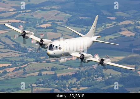 Lockheed P-3C Orion, 6001/285E-5737, fotografiert in Luft-Luft-Konfiguration während des Royal Navy International Air Day. Dieses viermotorige Turboprop-Hochflügelflugzeug verfügt über Allison T56-A-14-Motoren, Radar, magnetische Anomalie-Detektor, Sonoboy-Trägerraketen und Avionik für Seefahrtpatrouillen, U-Boot-Kriegsführung und Aufklärungsmissionen. Stockfoto