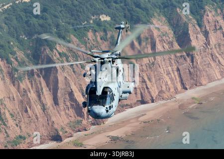 Der Royal Navy EH101-111 Merlin HM2 Hubschrauber, registriert ZH857 mit Serial 50151, führt eine Luft-Luft-Ausstellung beim Royal Navy International Air Day auf RNAS Yeovilton im Jahr 2019 durch. Die Merlin HM2 dient als wichtigster Seehubschrauber der Royal Navy für U-Boot-Gefechtsführung, Oberflächenüberwachung und Unterstützungsmissionen. Er wird von drei Rolls-Royce Turbomeca RTM322-01 Turbomeca Turbomeca-Motoren angetrieben und ist für den dauerhaften Schiffsbetrieb ausgelegt. Stockfoto