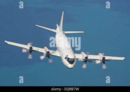 Deutsche Marine Lockheed P-3C Orion, Registrierung 6001, seriell 285E-5737, im Luft-Luft-Flug während des Royal Navy International Air Day bei RNAS Yeovilton. Zur Ausstattung gehören vier Allison T56-A-14 Turboprop-Motoren, Hochflügel, Erkennung magnetischer Anomalien, Radar, Sonoboy-Starter, und Avionik für Meeresüberwachung, U-Boot-Gefechtsführung und Aufklärungsmissionen. Stockfoto