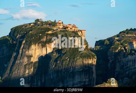 Die Klöster von Meteora im Morgensonnenlicht, Thessalien, Griechenland Stockfoto