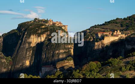 Die Klöster von Meteora im Morgensonnenlicht, Thessalien, Griechenland Stockfoto