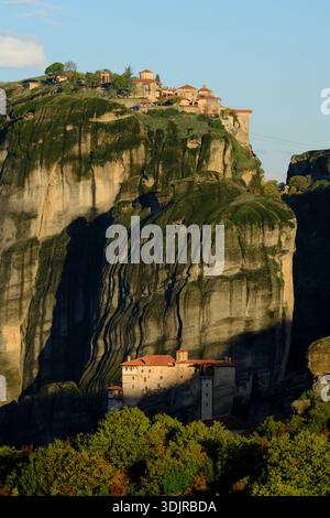 Die Klöster von Meteora im Morgensonnenlicht, Thessalien, Griechenland Stockfoto