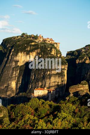 Die Klöster von Meteora im Morgensonnenlicht, Thessalien, Griechenland Stockfoto