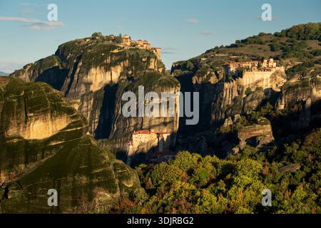 Die Klöster von Meteora im Morgensonnenlicht, Thessalien, Griechenland Stockfoto
