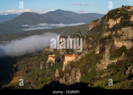 Das Kloster Roussanou und der St. Nikolaus Anapafsas thronen auf hoch aufragenden Sandsteinsäulen in Meteora, Thessalien, Griechenland. Stockfoto
