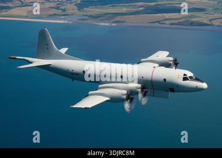 Deutsche Marine Lockheed P-3C Orion Seefahrtpatrouille und U-Boot-Abwehrflugzeuge, Registrierung 6001, Serie 285E-5737, in Luft-Luft-Ansicht während des Royal Navy International Air Day gezeigt. Das viermotorige Turboprop-Flugzeug verfügt über Allison T56-A-14-Triebwerke, Hochflügel, Langstreckenradar, magnetische Anomalie-Detektor, Sonoboy-Trägerraketen, und wird für Überwachung, Aufklärung und Anti-U-Boot-Operationen verwendet. Stockfoto