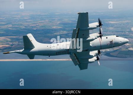 Deutsche Marine Lockheed P-3C Orion, Kennzeichen 6001, Serie 285E-5737, von der Unterseite aus gesehen, während er in Luft-Luft-Display bei RNAS Yeovilton auftaucht. Das viermotorige Turboprop-Hochflügelflugzeug mit Allison T56-A-14-Triebwerken ist für U-Boot-Abwehr, maritime Aufklärung und Langstreckenüberwachung mit Radar, magnetischer Anomalie, Sonoboy-Einsatz und BordAvionik ausgerüstet. Stockfoto