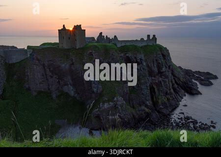 Sonnenaufgang über Dunnottar Castle, Nordsee, Schottland Stockfoto