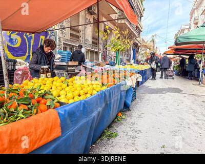 Kallidromiou-Markt (Λαϊκή Αγορά Καλλιδρόμου). Beliebter wöchentlicher Straßenmarkt im Exarchia-Viertel von Athen, Griechenland, mit frischem Obst und Oliven Stockfoto