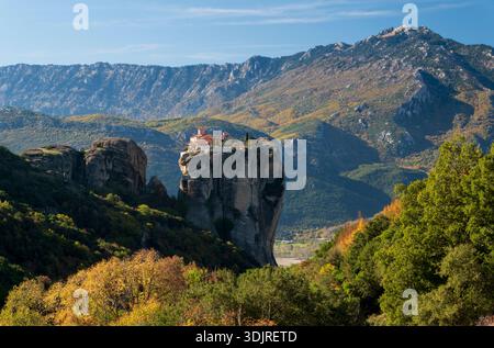 Kloster der Heiligen Dreifaltigkeit auf einer dramatischen Felssäule in Meteora mit Berglandschaft im Herbst, Thessalien, Griechenland Stockfoto
