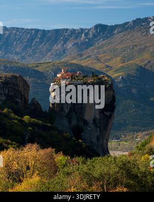 Kloster der Heiligen Dreifaltigkeit auf einer dramatischen Felssäule in Meteora mit Berglandschaft im Herbst, Thessalien, Griechenland Stockfoto