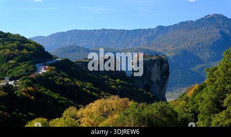 Kloster der Heiligen Dreifaltigkeit auf einer dramatischen Felssäule in Meteora mit Berglandschaft im Herbst, Thessalien, Griechenland Stockfoto