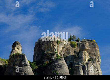 Das Kloster St. Stephans auf den Klippen thront auf hoch aufragenden Felssäulen in Meteora, Griechenland Stockfoto