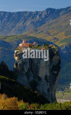 Kloster der Heiligen Dreifaltigkeit auf einer dramatischen Felssäule in Meteora mit Berglandschaft im Herbst, Thessalien, Griechenland Stockfoto