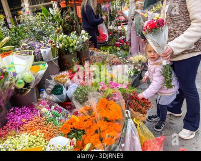 Kallidromiou Street Market (Λαϊκή Αγορά Καλλιδρόμιου). Traditionelle athenische Straßenhändler verkaufen frische Blumen und Produkte in Exarchia. Stockfoto