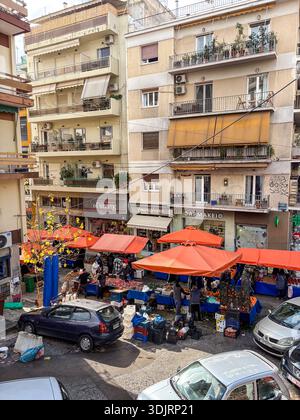 Kallidromiou Street Market (Laiki Agora) im Stadtteil Exarcheia in Athen, Griechenland. Verkaufsstände im Freien mit frischem Obst und Gemüse. Stockfoto
