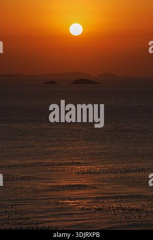 Zhoushan. Januar 2026. Dieses Foto, aufgenommen am 28. Januar 2026, zeigt den Sonnenuntergang auf der Insel Huaniao im County Shengsi, Stadt Zhoushan in der ostchinesischen Provinz Zhejiang. Quelle: Huang Zongzhi/Xinhua/Alamy Live News Stockfoto