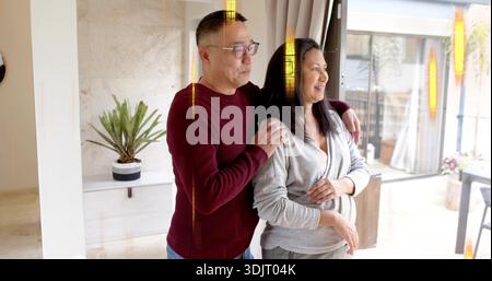 Posierendes Paar, Mann in burgunderrotem Pullover und Brille, Hände auf ihr in der Nähe von Türen, gelbe Streifen Stockfoto