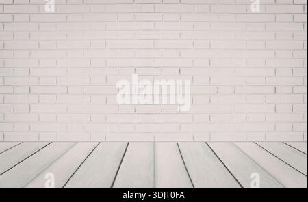 Ein einfaches, sauberes Zimmer mit einer weißen Ziegelwand und Holzboden mit schmalen Dielen. Der Raum ist leer und gut beleuchtet, was eine minimalistische Ästhetik schafft Stockfoto