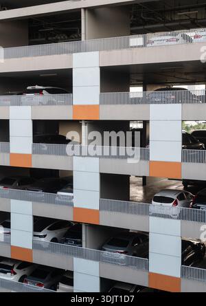 Modernes mehrstöckiges Parkhaus mit vielen Autos, die im Gebäude geparkt sind Stockfoto