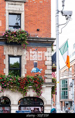 Guinness-Wandgemälde im Vintage-Stil an der Fassade eines irischen Pubs mit der berühmten Schildkröte mit einem Pint und dem berühmten Guinness-Tukan in Dublin, Irland Stockfoto