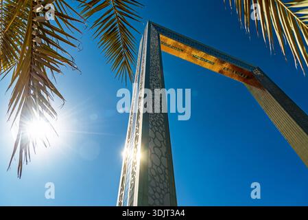 Dubai Rahmen umgeben von Palmenzweigen. Vereinigte Arabische Emirate Stockfoto
