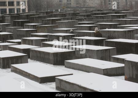 Menschen laufen durch das Holocaust-Mahnmal in Berlin. Stockfoto