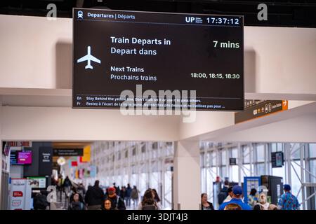 Zugfahrplan in Toronto Union Station. Toronto, Kanada - 29. April 2024. Stockfoto