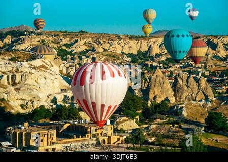 Heißluftballons im Himmel von Kappadokien Türkei Stockfoto