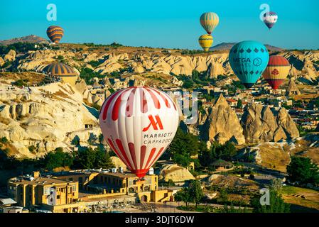 Kappadokien, Region Zentralanatolien, Türkei - 01. JULI 2025. Heißluftballons am blauen Himmel. Stockfoto
