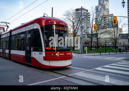 Straßenbahn in der Innenstadt von Toronto. Toronto, Kanada - 29. April 2024. Stockfoto