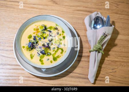 Kürbissuppe mit Samen auf der Oberfläche auf einem Holztisch Stockfoto