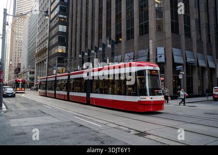 Straßenbahn in der Innenstadt von Toronto. Toronto, Kanada - 29. April 2024. Stockfoto