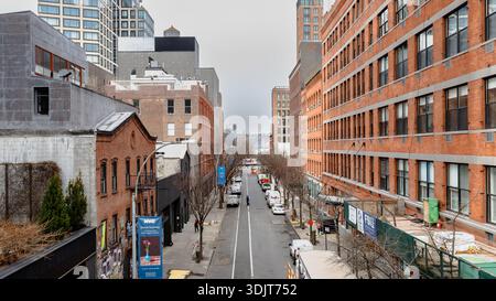 Manhattan, New York, USA - 16. Februar 2023: Blick auf die Hight Line mit ihren typischen Gebäuden von oben, während Menschen an einem grauen Wintertag besuchen Stockfoto