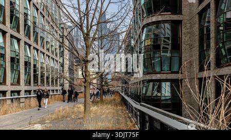 Manhattan, New York, USA - 16. Februar 2023: Blick auf die Hight Line mit ihren typischen Gebäuden von oben, während Menschen an einem grauen Wintertag besuchen Stockfoto