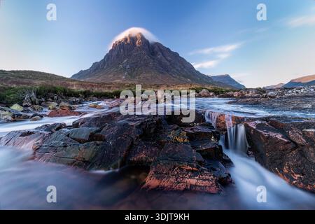 Buachaille Etive Mor und River Coupall Stockfoto