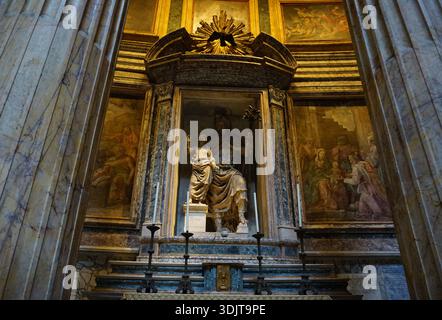 Nahaufnahme des kunstvoll verzierten goldenen Altars der Kapelle des heiligen Josephs vom Heiligen Land im Pantheon, Rom, Italien Stockfoto