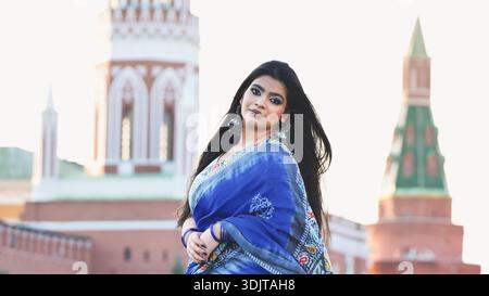 Bangladeschische Reiserin in traditionellem Saree besucht den Moskauer Kreml Stockfoto